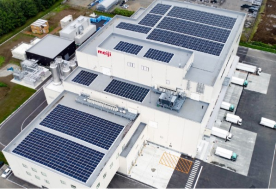 工場の屋根に設置した太陽光発電設備