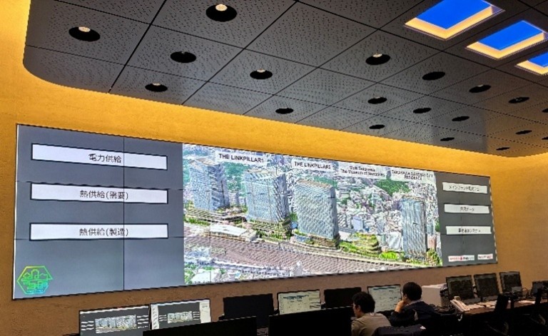 ＜エネルギーセンターの中央監視室＞ （提供：えきまちエナ）